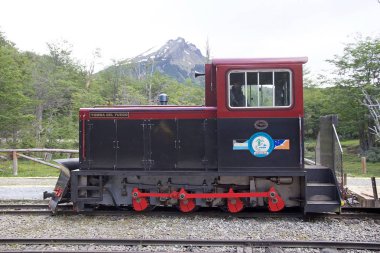 Güney Fuegian tren veya tren Tierra del Fuego, Arjantin için dünyanın sonu. Bu aslında hapishane Ushuaia özel olarak kereste taşımak için hizmet için navlun çizgi olarak inşa edilmiştir. Şimdi T bir miras tren çalışır