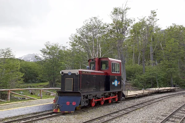 南フエゴ鉄道またはティエラ フエゴ アルゼンチンで世界の終わりの列車 それはもともと木材を輸送するために具体的には ウシュアイアの刑務所を提供する貨物線として建設されました それは今 に遺産鉄道として動作します — ストック写真