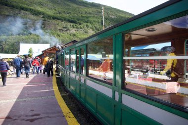 Güney Fuegian tren veya tren Tierra del Fuego, Arjantin için dünyanın sonu. Bu aslında hapishane Ushuaia özel olarak kereste taşımak için hizmet için navlun çizgi olarak inşa edilmiştir. Şimdi T bir miras tren çalışır