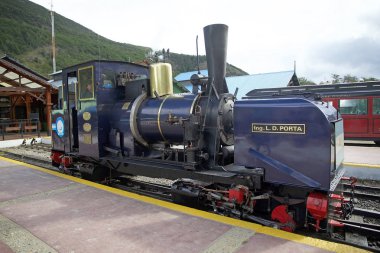 Güney Fuegian tren veya tren Tierra del Fuego, Arjantin için dünyanın sonu. Bu aslında hapishane Ushuaia özel olarak kereste taşımak için hizmet için navlun çizgi olarak inşa edilmiştir. Şimdi T bir miras tren çalışır