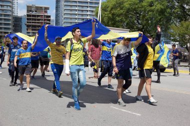 Libertadores Kupası final River Plate karşı maçtan önce Buenos Aires Caddesi boyunca Boca Junior'ın destekçileri. Club Atketico Boca Juniors La Boca, bir mahallede Buenos Aires merkezli bir Arjantinli profesyonel spor kulübüdür.