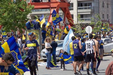 Libertadores Kupası final River Plate karşı maçtan önce Buenos Aires Caddesi boyunca Boca Junior'ın destekçileri. Club Atketico Boca Juniors La Boca, bir mahallede Buenos Aires merkezli bir Arjantinli profesyonel spor kulübüdür.