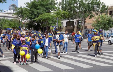 Libertadores Kupası final River Plate karşı maçtan önce Buenos Aires Caddesi boyunca Boca Junior'ın destekçileri. Club Atketico Boca Juniors La Boca, bir mahallede Buenos Aires merkezli bir Arjantinli profesyonel spor kulübüdür.