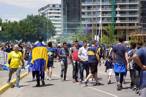 Zwolenników Boca Junior Wzdłuż Ulicy Buenos Aires Przed Mecz Porównaniu — Zdjęcie stockowe