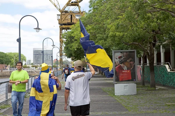 Zwolenników Boca Junior Wzdłuż Ulicy Buenos Aires Przed Mecz Porównaniu — Zdjęcie stockowe