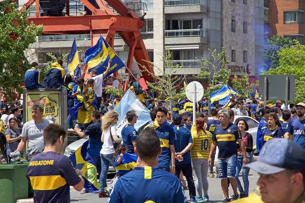 Zwolenników Boca Junior Wzdłuż Ulicy Buenos Aires Przed Mecz Porównaniu — Zdjęcie stockowe