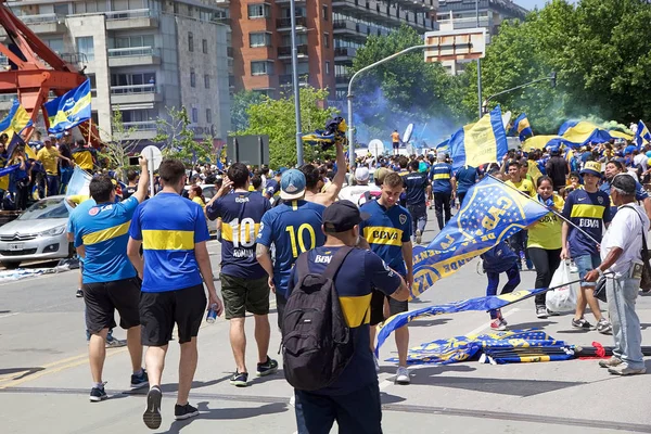 Zwolenników Boca Junior Wzdłuż Ulicy Buenos Aires Przed Mecz Porównaniu — Zdjęcie stockowe