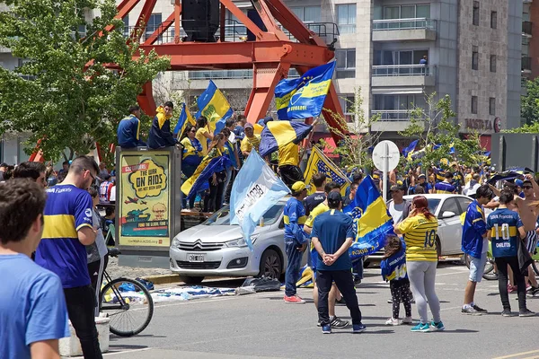 Zwolenników Boca Junior Wzdłuż Ulicy Buenos Aires Przed Mecz Porównaniu — Zdjęcie stockowe