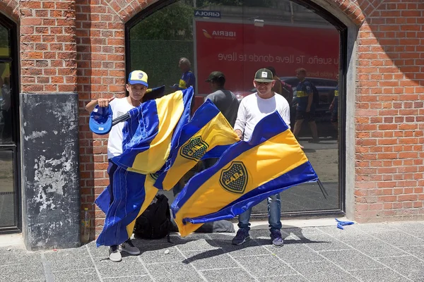 在自由人杯决赛中 博卡少年的支持者在比赛前沿着布宜诺斯艾利斯的街道与河板对决 北京俱乐部是一个阿根廷职业体育俱乐部 总部设在拉博卡 在布宜诺斯艾利斯的一个街区 — 图库照片