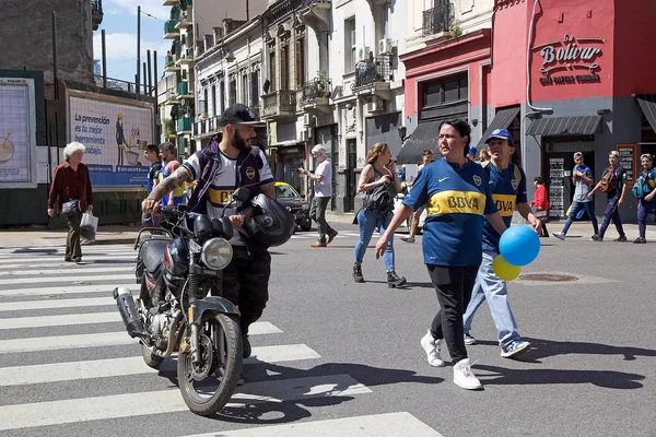 在自由人杯决赛中 博卡少年的支持者在比赛前沿着布宜诺斯艾利斯的街道与河板对决 北京俱乐部是一个阿根廷职业体育俱乐部 总部设在拉博卡 在布宜诺斯艾利斯的一个街区 — 图库照片