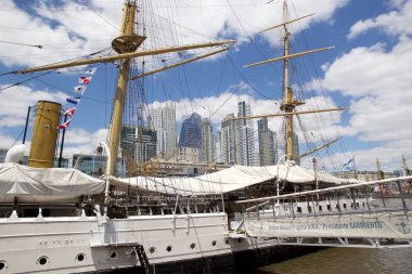 Buenos Aires, Arjantin Puerto Madero yeni konut binalar dan fırkateyn Ara Başkan Samiento tarihinde Rio de la Plata görüntülemek.