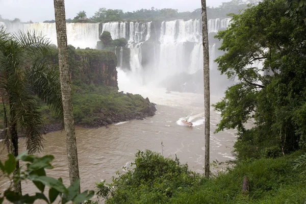 Bateau de vitesse sur la rivière Iguazu aux chutes Iguazu, vue du côté argentin — Photo