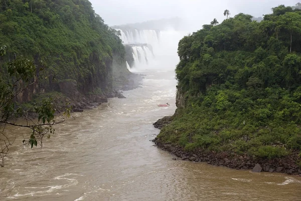 Bateau de vitesse sur la rivière Iguazu aux chutes Iguazu, vue du côté argentin — Photo