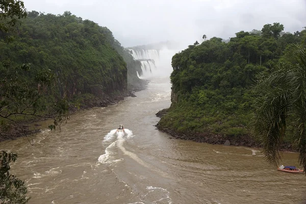 Motorcsónak az Iguazú-folyóhoz vezető, az Iguazu-vízesés a, megtekinteni az argentin oldalon — Stock Fotó