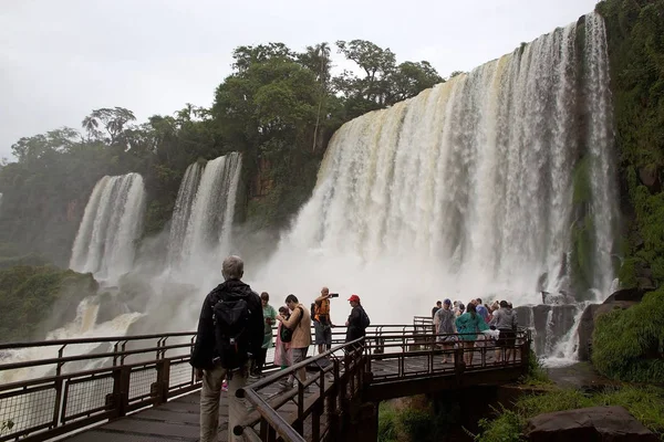 Voetgangersbrug en toeristen bij de Iguazu Falls, uit de Argentijnse kant — Stockfoto