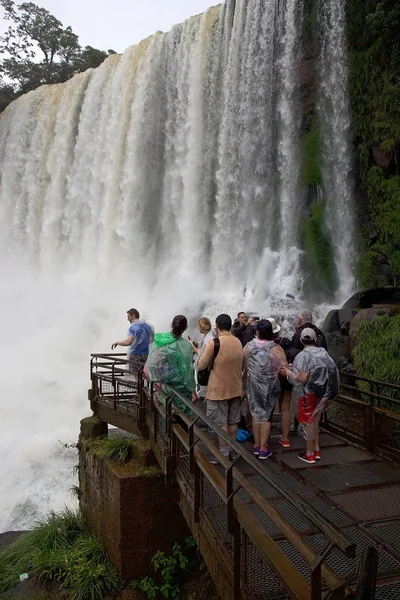 Kładka i turystów o Iguazu Falls, z boku argentyński — Zdjęcie stockowe