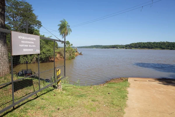 Argentinië en Paraguay grens langs de Parana' rivier — Stockfoto