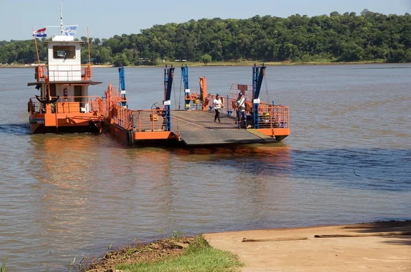 Argentiniens und Paraguays Grenze entlang des Flusses Parana — Stockfoto