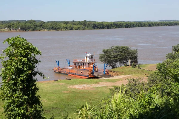 Boot an der Grenze zwischen Paraguay und Argentinien entlang des Flusses Parana ' — Stockfoto