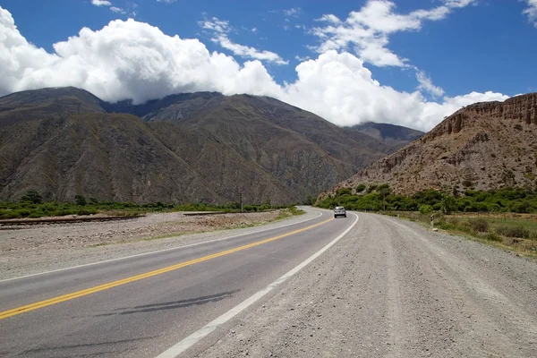 Voiture le long de la route dans la Quebrada de Humahuaca, Argentine — Photo