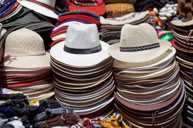 Purmamarca tekstil mağazasında satılık Şapkalar, Jujuy Province, Arjantin