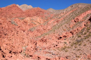 Jujuy Eyaleti Uquia yakınlarındaki dramatik dağlık manzara, Arjantin