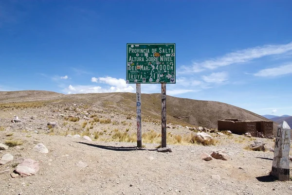 Col de montagne Abra del Condor à une altitude de 4000 m à la frontière de la province de Salta et Jujuy, Argentine — Photo