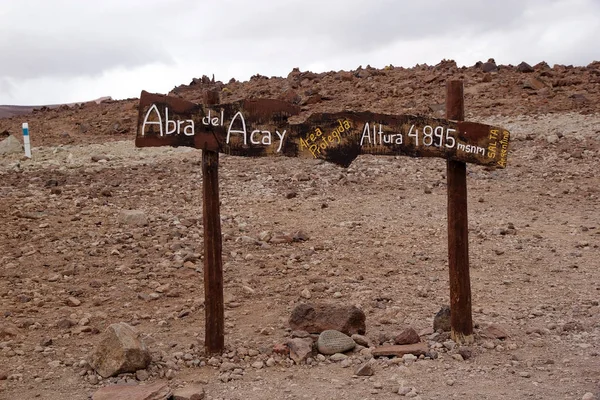 Az Abra del Alcay mentén a nemzeti útvonal 40 a Salta tartomány, Argentína — Stock Fotó