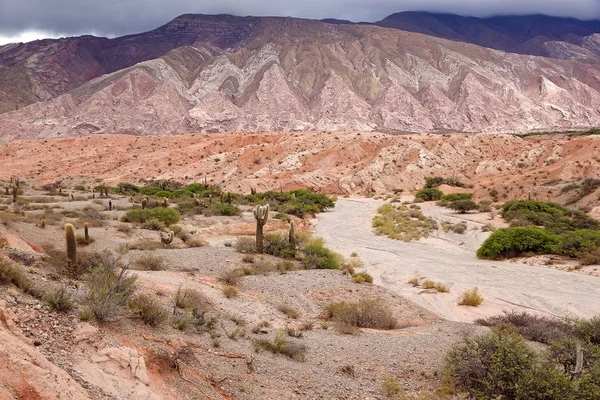 Los Colorados – kolorowa Dolina w prowincji Jujuy w Argentynie — Zdjęcie stockowe