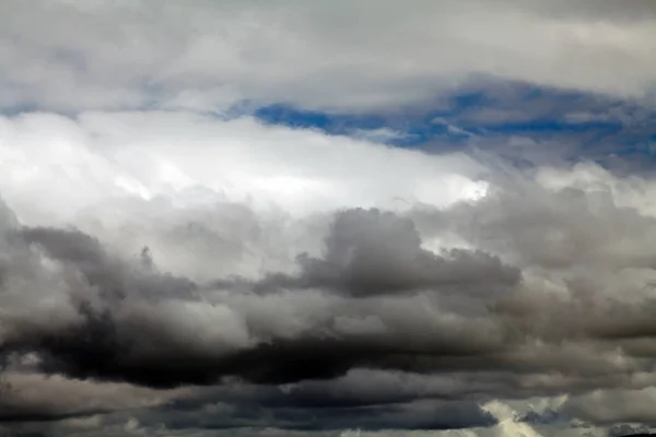 Nuvens no céu antes da tempestade — Fotografia de Stock