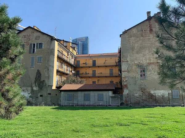 Edifício residencial antigo com edifício Lombardia no backgroun — Fotografia de Stock