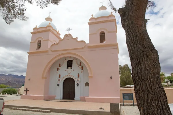Kostel ve vesnici Seclantas v údolí Calchaqui v Argentině — Stock fotografie