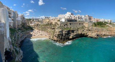 Kısrak başına Polignano, Apulia, İtalya. İtalya 'nın güneyinde, Adriyatik Denizi kıyısında bir kasabadır. Yerel ekonomi turizm, tarım ve balıkçılığa bağlıdır. Oranın antik Yunan şehri Apulia 'nın Neapolis' i olduğuna inanılıyor.