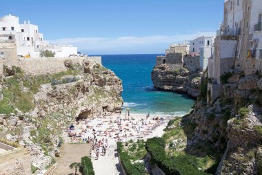 Polignano 'da Lama Monachile Plajı. İtalya, Apulia' da bir kısrak. İtalya 'nın güneyinde, Adriyatik Denizi kıyısında bir kasabadır. Yerel ekonomi turizm, tarım ve balıkçılığa bağlıdır. Buranın antik Yunan şehri Apuli 'nin Neapolis' i olduğuna inanılıyor.