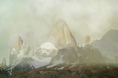 Fitz Roy Dağı ve Poicenot Dağı Arjantin 'deki Los Glaciares Ulusal Parkı' nda sisin içinde. Fitz Roy Dağı 'na yakın. Dünyadaki dağcılar için en zorlu dağlardan biri.
