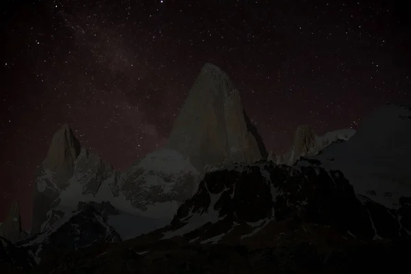 罗伊火山和波塞诺火山在夜间在阿根廷的洛斯冰川国家公园 它靠近菲茨罗伊山 是世界上对登山者技术挑战最大的山脉之一 — 图库照片