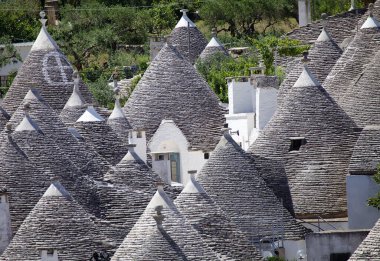 Trullo 'nun çatıları Alberobello, Apulia, İtalya' da. Alberobello İtalya 'nın güneyinde küçük bir kasabadır. Trullo, konik çatısı olan geleneksel bir Apulian kuru taş kulübesi..