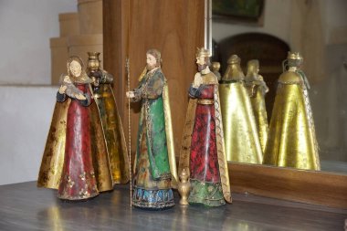 İtalya 'daki Alberobello, Apulia' daki Trullo 'nun içinde. Trullo β rano, iç merdiveni olan iki katlı bir bina. Alberobello İtalya 'nın güneyinde küçük bir kasabadır. Trullo, konik çatısı olan geleneksel bir Apulian kuru taş kulübesi..