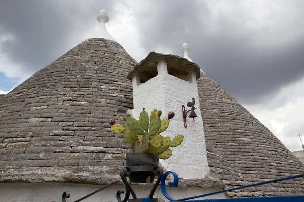 イタリア プーリア州のAlberobelloにあるトロロの屋根 アルベロベッロ Alberobello イタリア南部の小さな町 トロロは円錐形の屋根を持つ伝統的なプーリア乾燥した石造りの小屋です — ストック写真