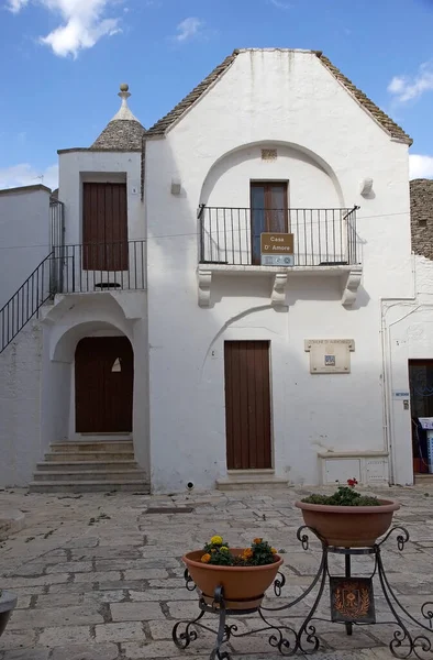 意大利Apulia的Alberobello的D Amore房子 阿尔韦诺韦略是意大利南部的一个小镇 这所房子的主人弗朗切斯科 达摩是第一个用迫击炮在城里盖房子的人 — 图库照片