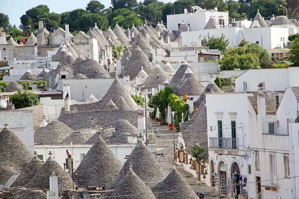 Trullo 'nun çatıları Alberobello, Apulia, İtalya' da. Alberobello İtalya 'nın güneyinde küçük bir kasabadır. Trullo, konik çatısı olan geleneksel bir Apulian kuru taş kulübesi..