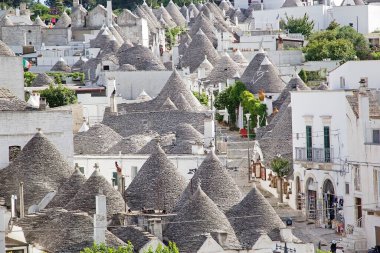 Trullo 'nun çatıları Alberobello, Apulia, İtalya' da. Alberobello İtalya 'nın güneyinde küçük bir kasabadır. Trullo, konik çatısı olan geleneksel bir Apulian kuru taş kulübesi..