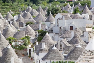 Trullo 'nun çatıları Alberobello, Apulia, İtalya' da. Alberobello İtalya 'nın güneyinde küçük bir kasabadır. Trullo, konik çatısı olan geleneksel bir Apulian kuru taş kulübesi..