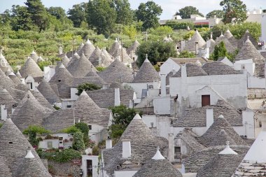 Trullo 'nun çatıları Alberobello, Apulia, İtalya' da. Alberobello İtalya 'nın güneyinde küçük bir kasabadır. Trullo, konik çatısı olan geleneksel bir Apulian kuru taş kulübesi..