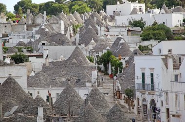 Trullo 'nun çatıları Alberobello, Apulia, İtalya' da. Alberobello İtalya 'nın güneyinde küçük bir kasabadır. Trullo, konik çatısı olan geleneksel bir Apulian kuru taş kulübesi..