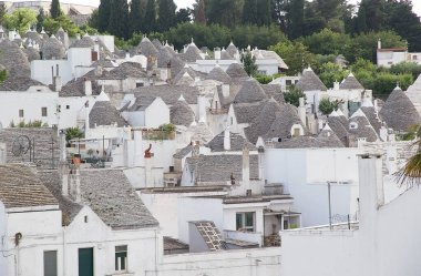Trullo 'nun çatıları Alberobello, Apulia, İtalya' da. Alberobello İtalya 'nın güneyinde küçük bir kasabadır. Trullo, konik çatısı olan geleneksel bir Apulian kuru taş kulübesi..