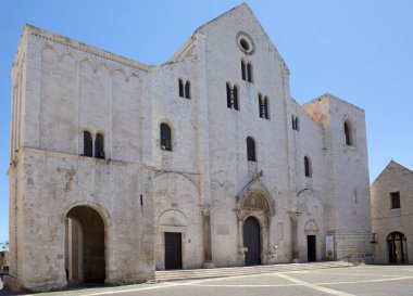 Papa Bazilikası di San Nicola, Bari, Apulia, İtalya. Bari, İtalya 'nın güneyinde Adriyatik Denizi' nde yer alan Apulia bölgesinin başkentidir. Bazilika, hem Roma Katolikleri hem de Ortodoks Hıristiyan Kilisesi için önemli bir hac yeri.