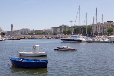 Bari, Apulia, İtalya 'da tekne ve deniz kenarına. Bari, İtalya 'nın güneyinde Adriyatik Denizi' nin Apulia bölgesinin başkentidir.
