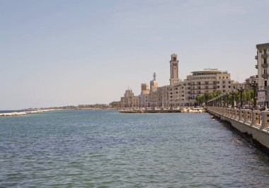 Bari, Apulia, İtalya 'da deniz önü. Bari, İtalya 'nın güneyinde Adriyatik Denizi' nin Apulia bölgesinin başkentidir.