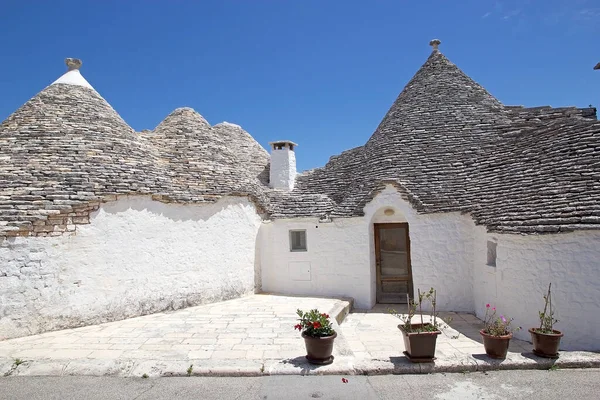 Trulli Longo Rua Alberobello Apúlia Itália Alberobello Uma Pequena Cidade — Fotografia de Stock